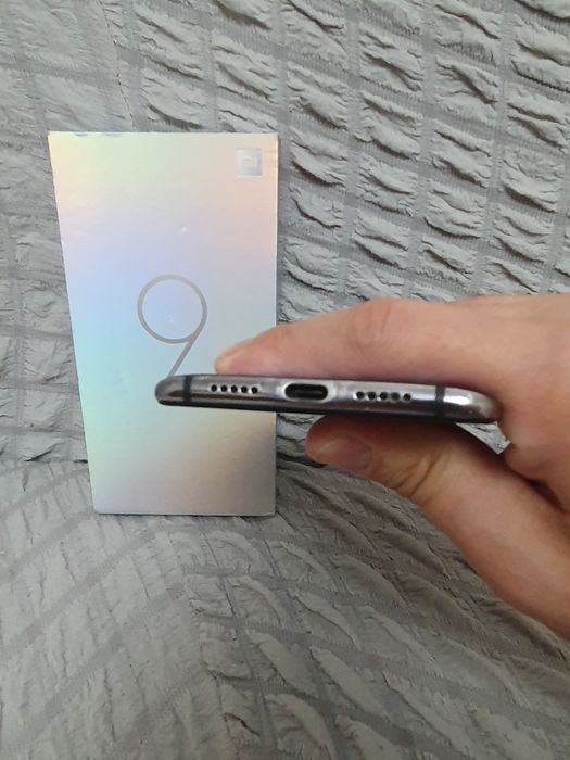 Srochna sotiladi Xiaomi Mi 9 6/128GB Blue  Original Flagman Igravoy