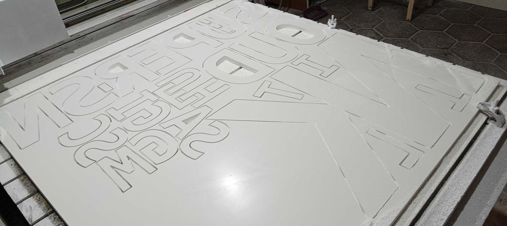 CNC рутерно рязане на плоскости. Лазерно рязане и гравиране на рекламни материали и подаръци. Плакети.