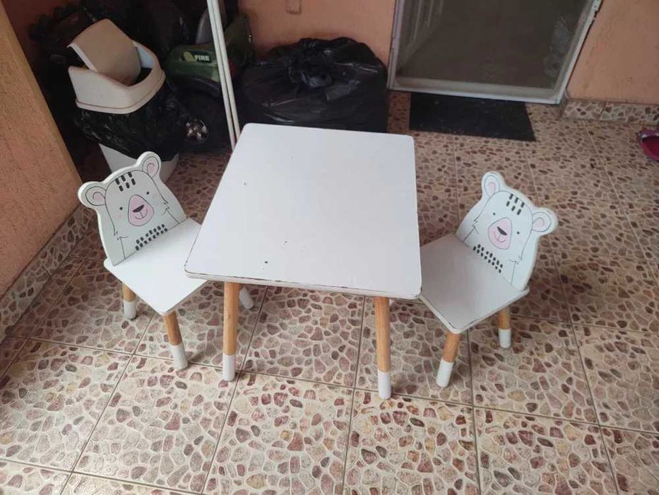 Masa cu 2 scaunele din lemn pentru copii!