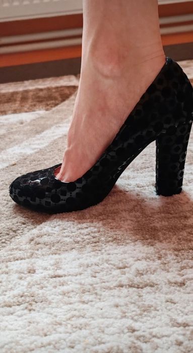 Vând pantofi cu toc