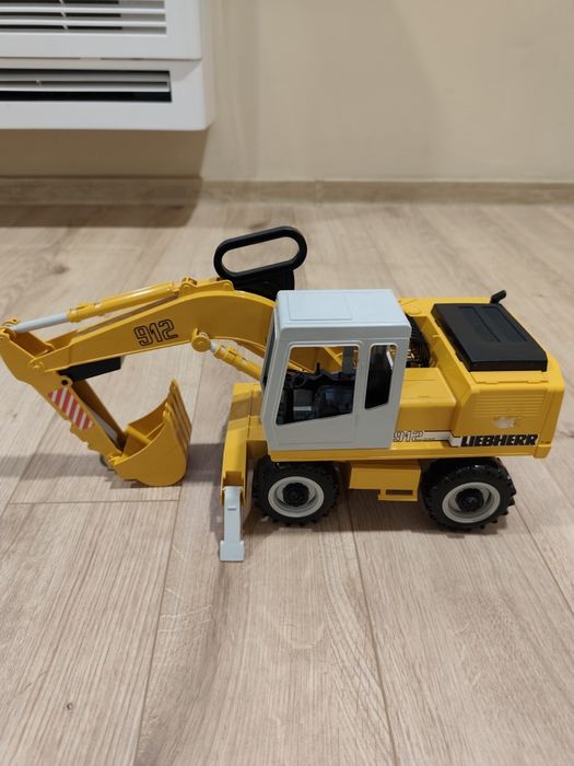 Играчка багер с ръчка за кофата