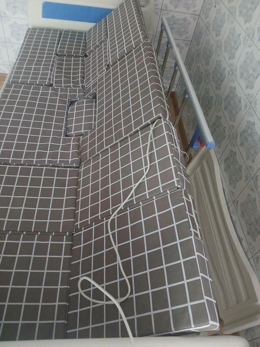 Se vinde pat medical electric rabatabil cu telecomandă +saltea antiescare.Stare:  FOARTE BUNĂ