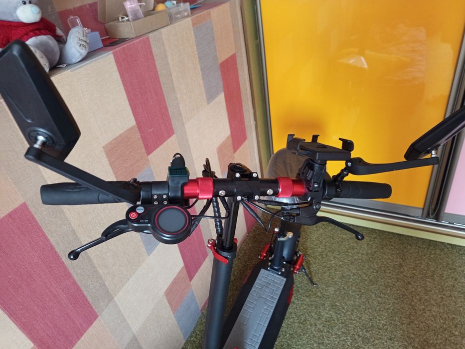 Электросамокат в отличном состоянии.