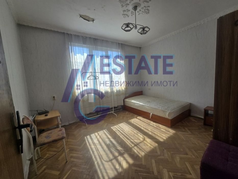 Масивна двуетажна къща гр Нови Искър