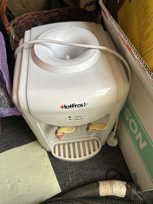 Кулер для воды, в рабочем состоянии