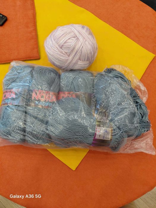 Продавам прежда 14€-първата снимка,преждата от втората снимка е подарък.