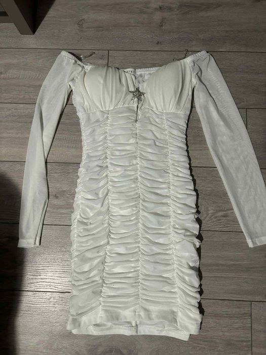 Елегантна рокля в бяло