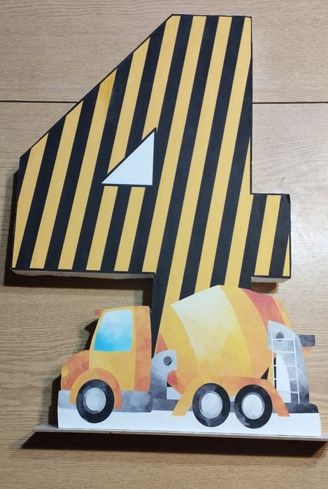 Цифра 4 със стойка + платно за фон