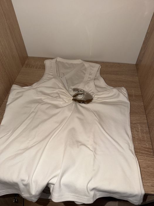 Maiou top Coperni alb cu detaliu mânuța metalic