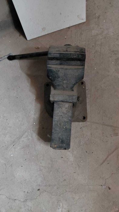 Продам тиски слесарные