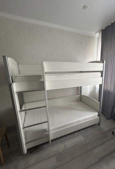 Продам двухъярусную кровать без матрасов