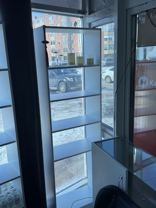 Продаю полки, ветрины.