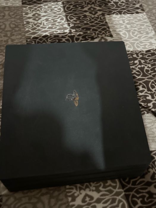 Продавам ps 4 pro 1 tb