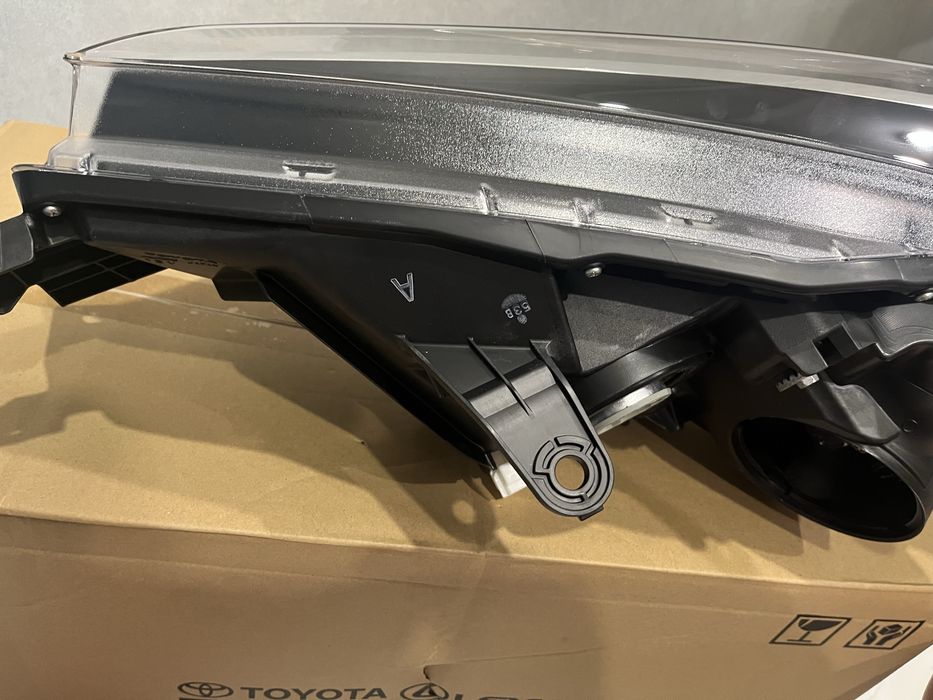 Фара Toyota 4Runner 2013 и выше Original Koito
