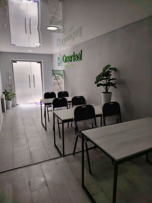 Офис мебеллари СОТИЛАДИ. ХОЛАТИ янги. Стол 5 та. 20 та стул 4 стеллаж