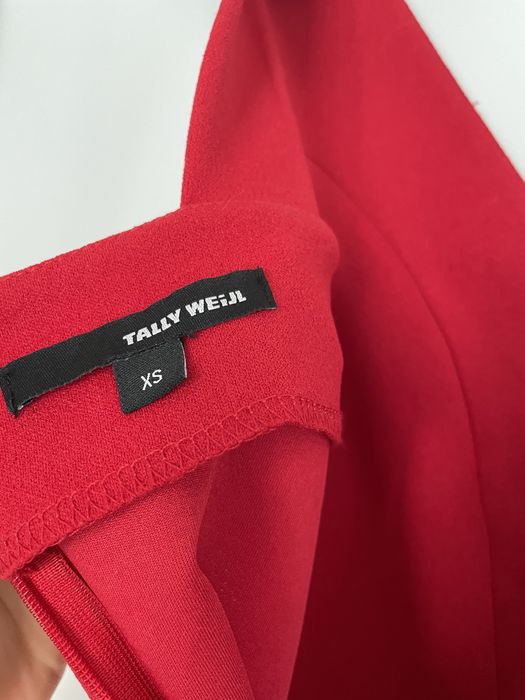 Червен гащеризон