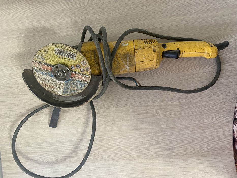 Болгарка Dewalt б