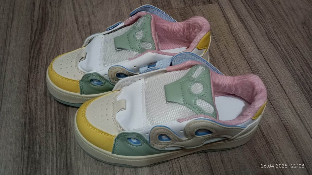 Яркие модные кроссовки