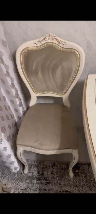 Гостиный стол и стулья