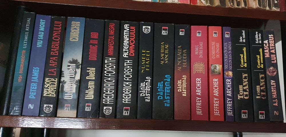 Vând 16 cărți noi Clancy, Archer etc.