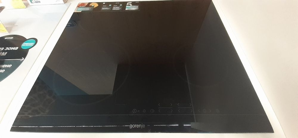 Стъклокерамичен плот Gorenje, функциониращ, със счупено стъкло,