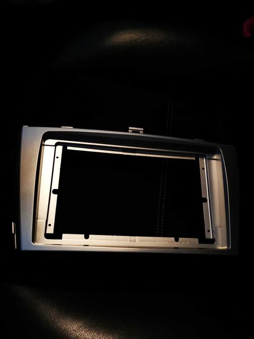 Сребриста рамка за мултимедия 9 инча - Тойота Авенсис Т270
