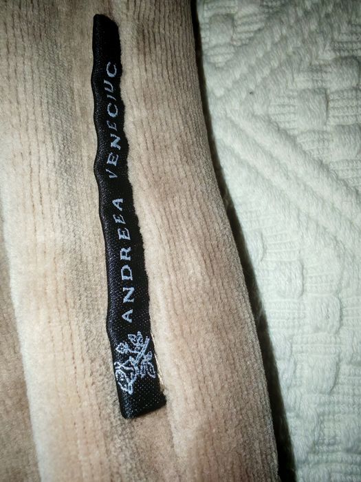 Pantaloni mărimea XS din catifea purtați de doua ori