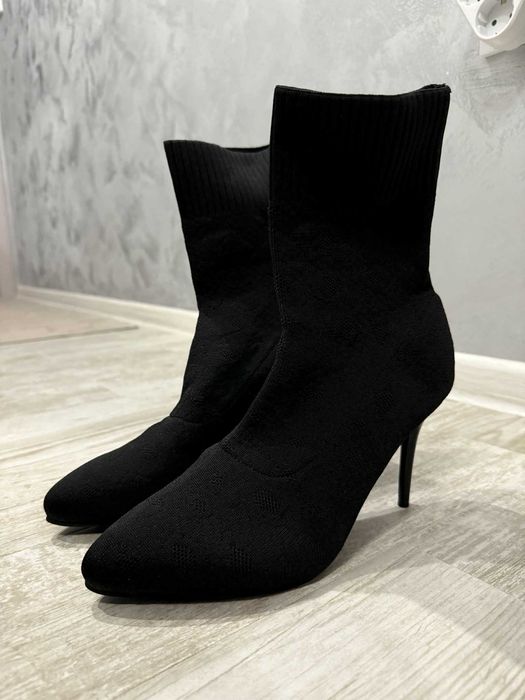 Нови черни токчета / ботуши тип sock boots