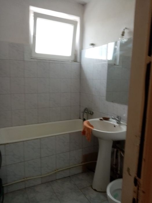 Închiriez apartament cu 3 camere