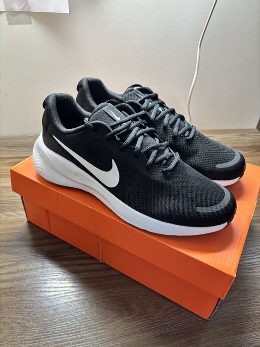 кроссовки Nike Revolution 7