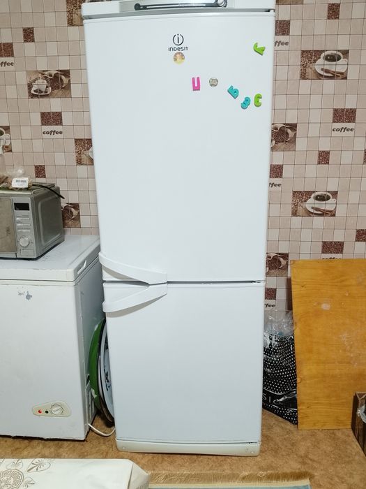Холодильник indesit