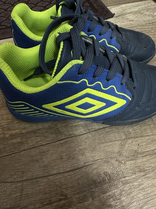 Детски футболни обувки umbro