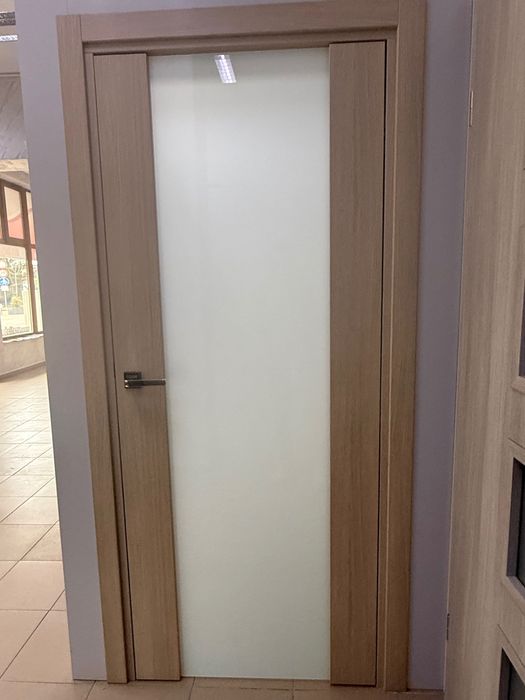 Безфалцова врата Евростил капучино със закалено стъкло