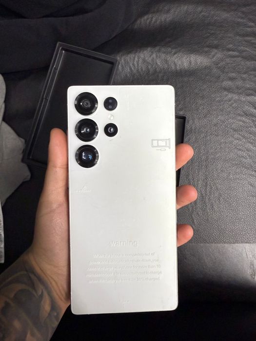 Vând telefon nou 512 gb cu husă încărcător si pen!