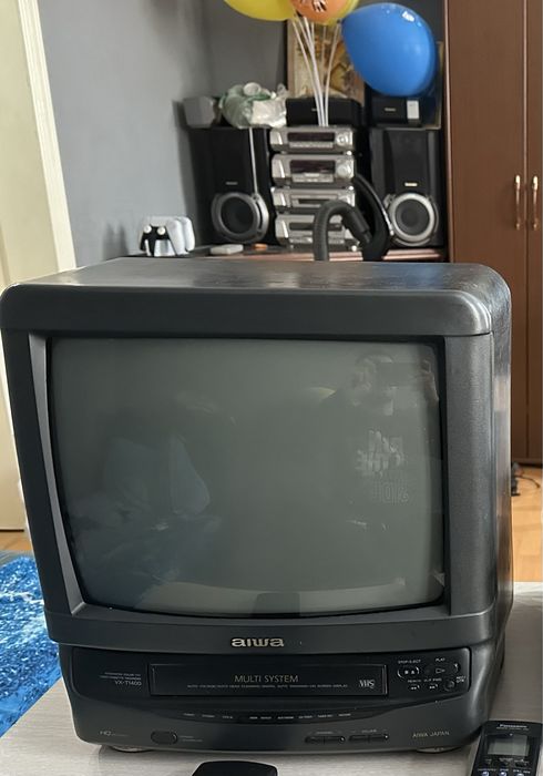 Телевизор и тумба под тв