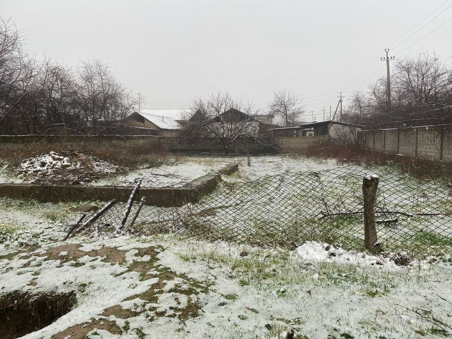 Продам участок П.Янгибазар.рядом  школа 7