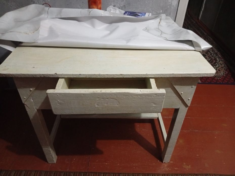 Продам деревянный стол.