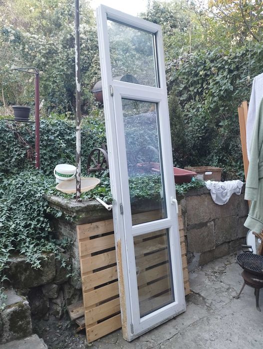 ПВЦ   ВРАТА с прозорче