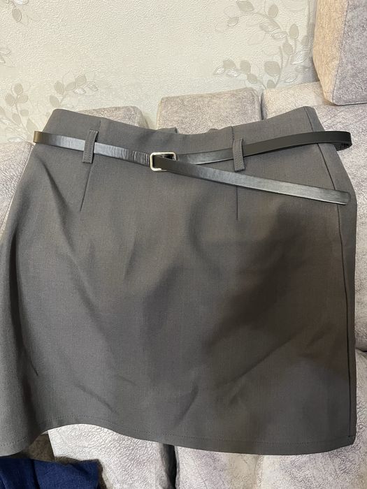 серая мини юбка с ремежком