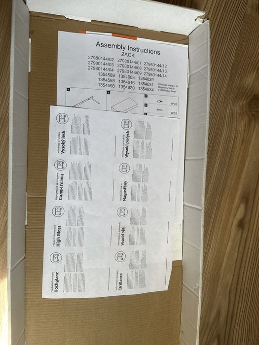 Raft de perete alb nou