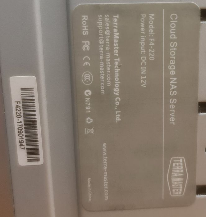 Terramaster F4-220 este un server NAS de 4 bay-uri