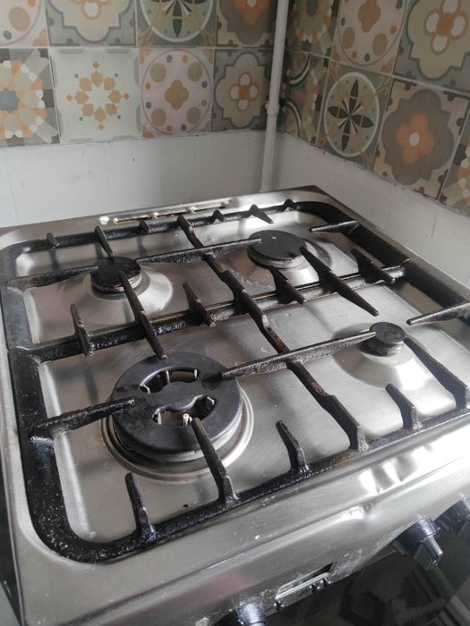 Aragaz INDESIT cu plită cu gaz si cuptor electric