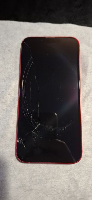 Продавам Iphone 13 red