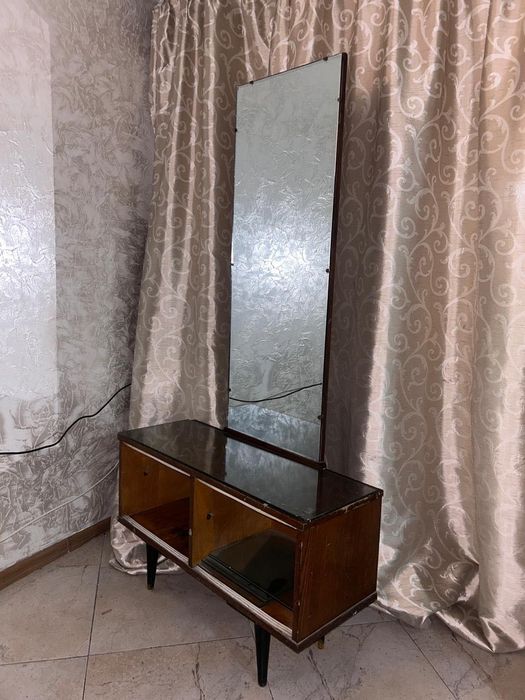 Трюмо с зеркалом!