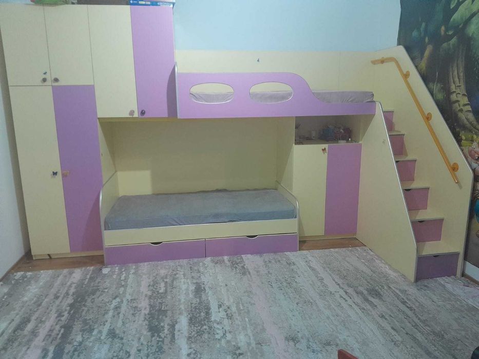 Mobilier modern si in stare foarte buna pentru camera copii.