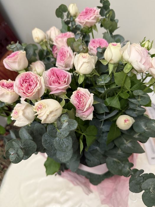 Букет высоких кустовых спрей роз