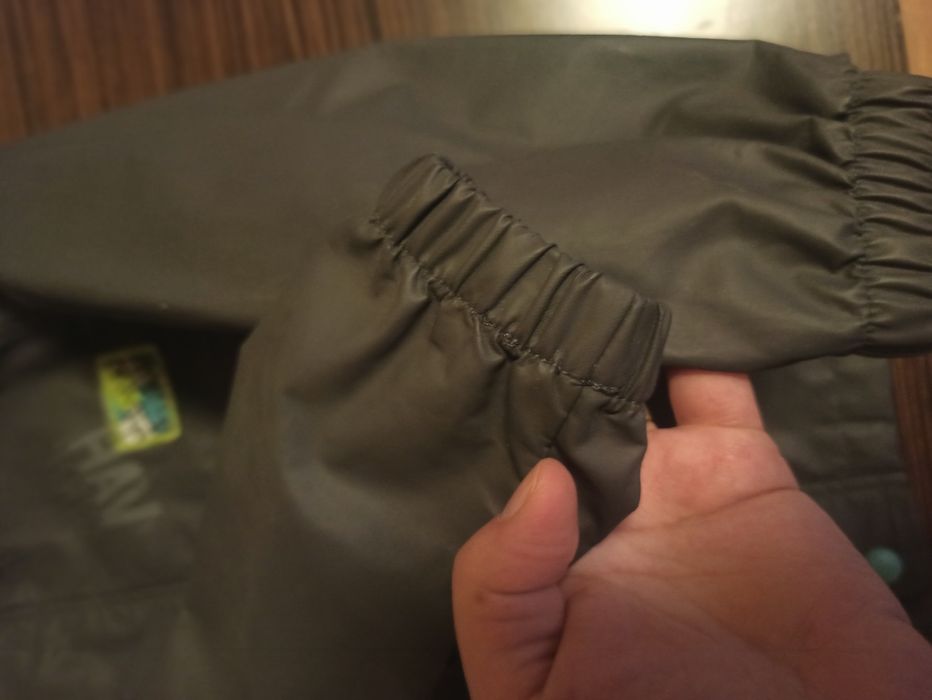 Geaca subtire cauciucata cu gluga pt baieti 7 ani