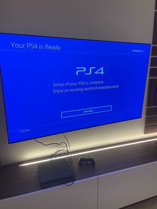 PS4 Slim 1TB + 2 джойстика + игри - отлично състояние