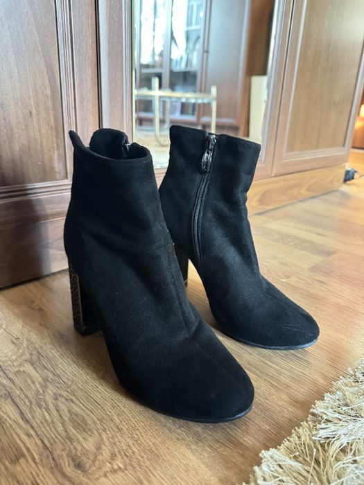 Продам женские туфли черные