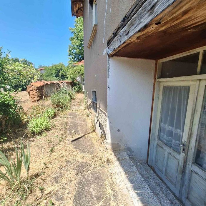 Къща в с. Пещерна! Спокойна и озеленена среда!